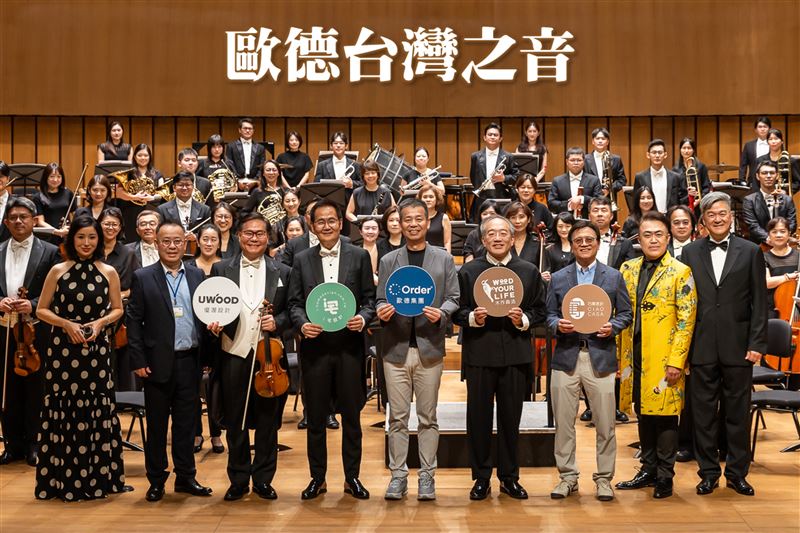 「歐德台灣之音」由陳國都董事長(中)與陳國偉執行長(左二)、偕同左三起小提琴家蘇顯達、台北愛樂團長陳威稜及指揮家林天吉(右四)開心合影。(圖/歐德集團提供)