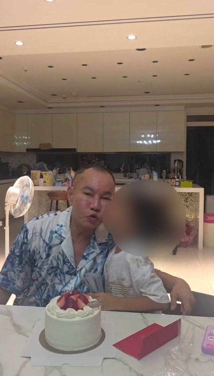 愛孫獻吻,謝謝阿公的「禮物」。(圖/翻攝畫面)