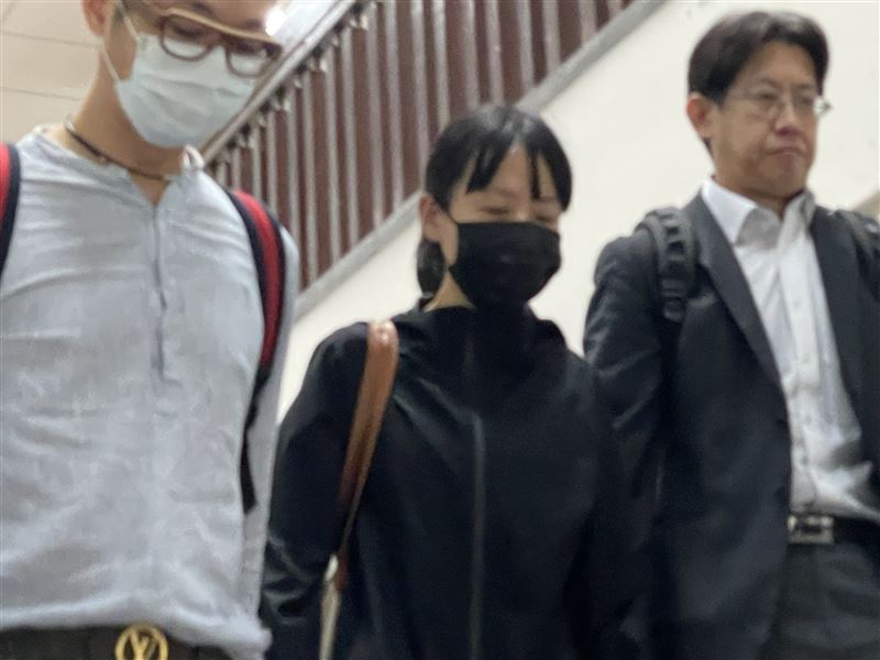 張俊傑的具保人,姪女劉孟宜出庭,但沒有帶張俊傑一起來,法官裁定1000萬保釋金沒收。(圖/翻攝畫面)