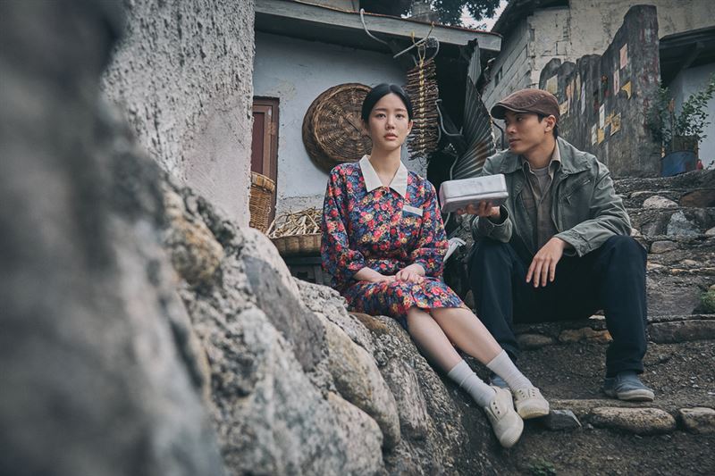 李侑菲（左）在劇中與林哲熹（右）譜出一段動盪年代中的異國戀曲。（圖／公視台語台提供）