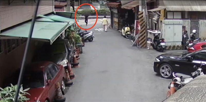 43歲林姓男子前(8日)闖進一間牛肉麵店內偷走老闆的手機以及零錢。(圖/翻攝畫面)