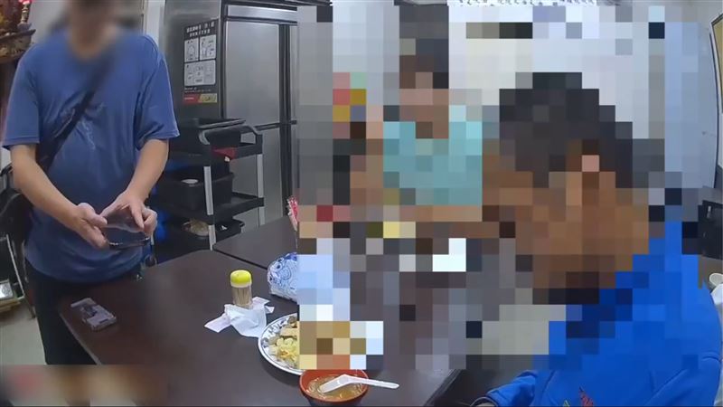 牛肉麵店老闆手機被摸走！驚見賊爽吃燒臘