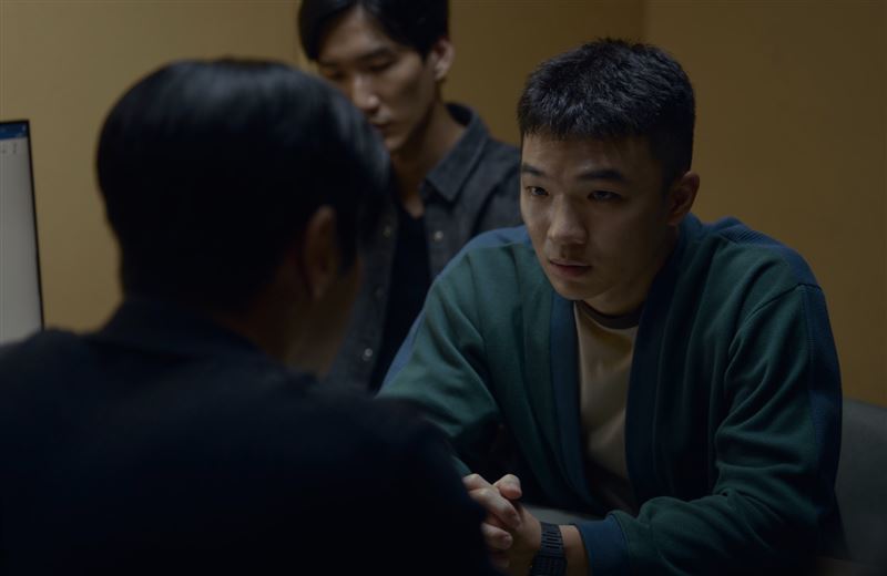 胡智強化身憨厚樸實的刑事局偵查隊隊員。(圖/網銀國際影視提供)