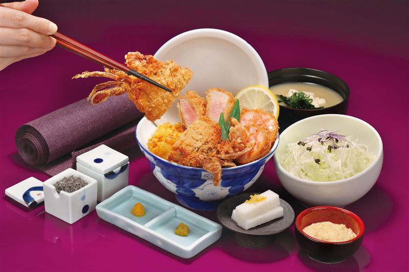 勝急軟殼蟹季推出「極上軟殼蟹海陸豬排丼飯」。(圖/慕里諾國際餐飲集團提供)
