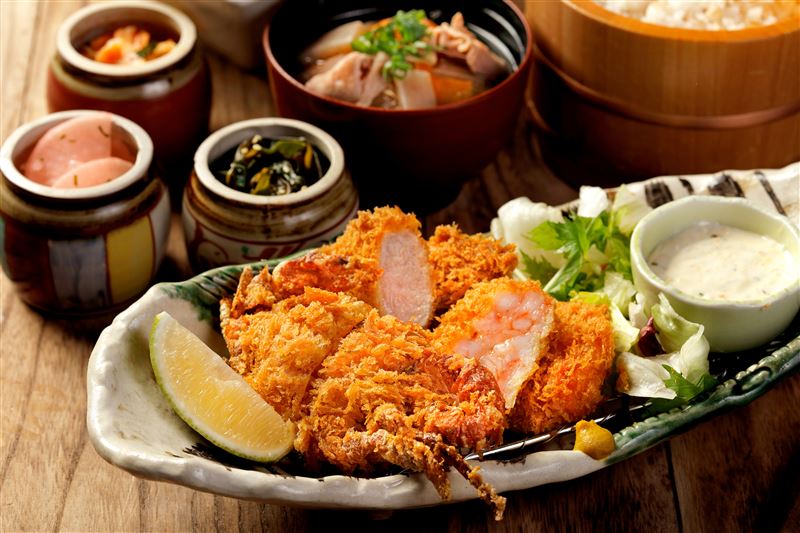 勝政軟殼蟹季推出「軟殼蟹腰內套餐」。(圖/慕里諾國際餐飲集團提供)