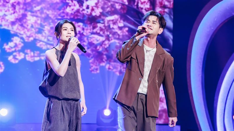 朱海君(左)、吳俊宏帶來〈雲中月〉向已故歌手陳盈潔致敬。(圖/中視提供)