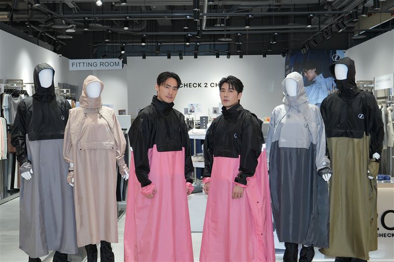 網紅CEO森田(右)攜手「營運長」VIc陳雋希打造雨衣。（圖／快電商提供）