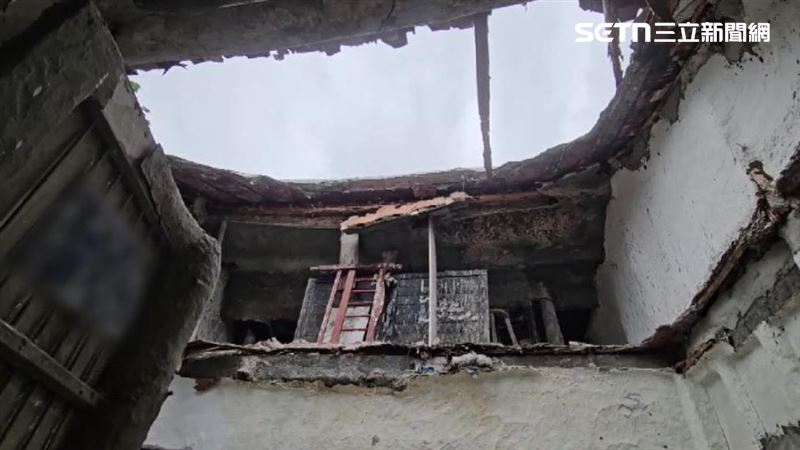 基隆市南榮路一間廢棄30多年的民宅,屋頂日前無預警坍塌,大量磚瓦木頭砸落,導致隔壁鄰居的牆壁嚴重龜裂