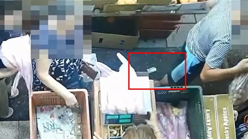 林男買完水果掉了1萬2400元在地上。(圖/翻攝畫面)