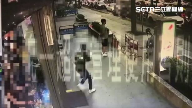 嫌犯搶走黃金後直接跑走