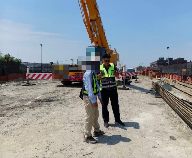 36歲哈姓印尼籍移工10日在高雄市岡山區捷運施工工地內作業，遭鋼板樁壓住，造成頭部受傷、肢體骨折，緊急送醫。該工地已依規定停止施工，並由警方封鎖現場，全案已通報高雄市政府勞工局勞動檢查處調查，以釐清事故原因。（高雄市政府警察局岡山分局提供）
