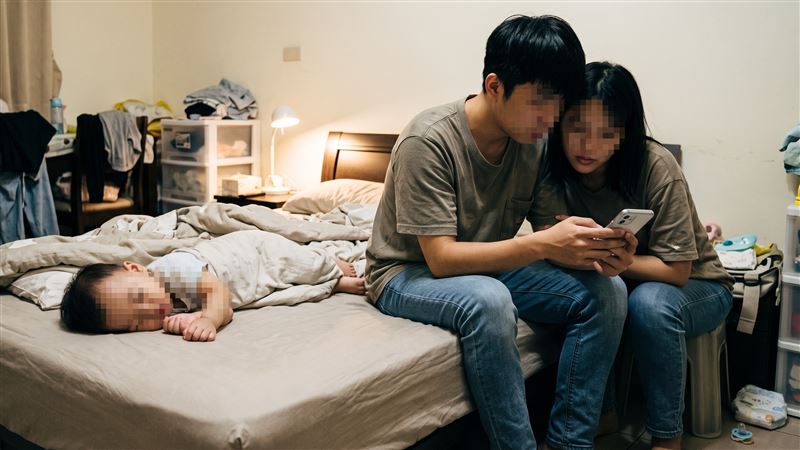 賴姓女子3年前產下男嬰,跟吳姓男友同居,孩子才剛滿月,就遭吳男掌摑、凌虐等傷害行為;直到發現他嬰停止呼吸、嘴唇變色,第一時間,賴女沒及時協助送醫,而是上網查詢處置措施,1.5個小時後才送醫,最終導致男嬰死亡。(示意圖/AI製圖)