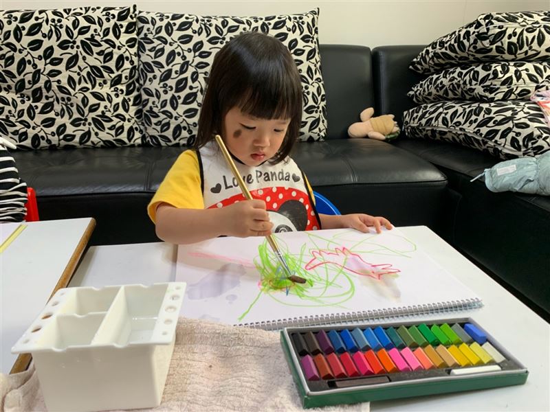 路人指稱「孩子臉上髒髒的」，辰辰爸媽護孩「這是天使的吻痕」。(圖／陽光基金會提供）