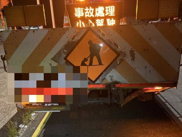 緩撞車執行排除路面掉落物作業時遭追撞。(圖/翻攝畫面)