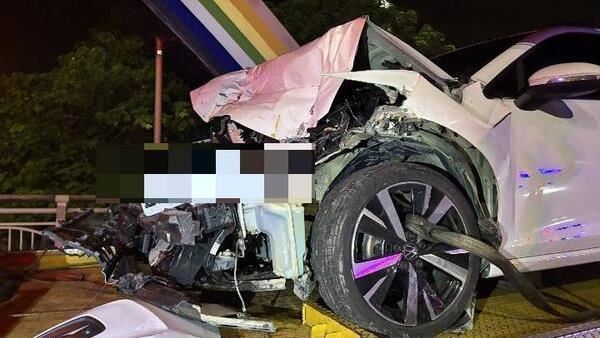 輔助駕駛釀禍！轎車「撞緩撞車」車頭全爛