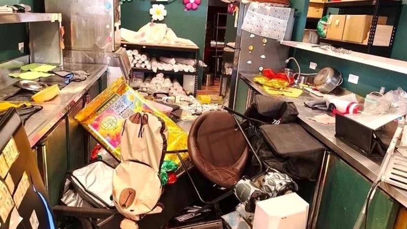 由藝人陳匡怡(台大五姬)擔任品牌創意總監、手搖飲「丘森茶室」宜蘭分店,於9日清晨遭人闖入砸店。(圖/翻攝畫面)