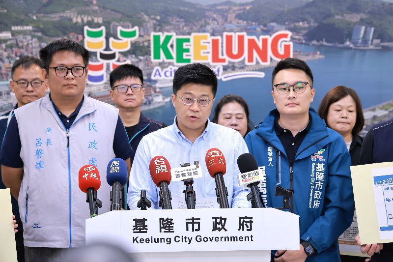 基隆市日前強降雨導致多區淹水受創,市府秘書長謝孝昆(前中)10日說明後續災害救助措施及申請方式,其中住宅淹水補助新台幣5000元至2萬元,申請期限自即日起至115年12月3日止。(基隆市政府提供)