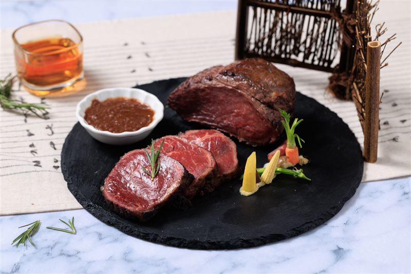 JR東日本大飯店台北鉑麗安自助餐「和洋饗宴・日本旬味新演繹」推薦料理「香煎F1國產牛腿排」以香煎鎖住肉汁,凸顯牛肉焦香與鮮甜。(圖/飯店旅宿業者提供)