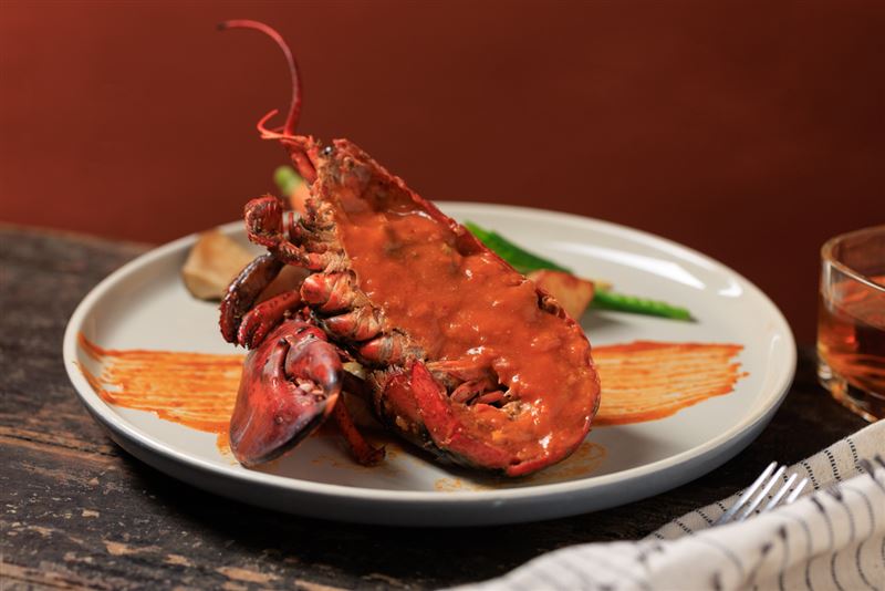 來自東京車站大飯店法國料理餐廳「Blanc Rouge」的料理「香煎波士頓活龍蝦佐蝦醬汁」,整隻加購價1,200元。(圖/飯店旅宿業者提供)