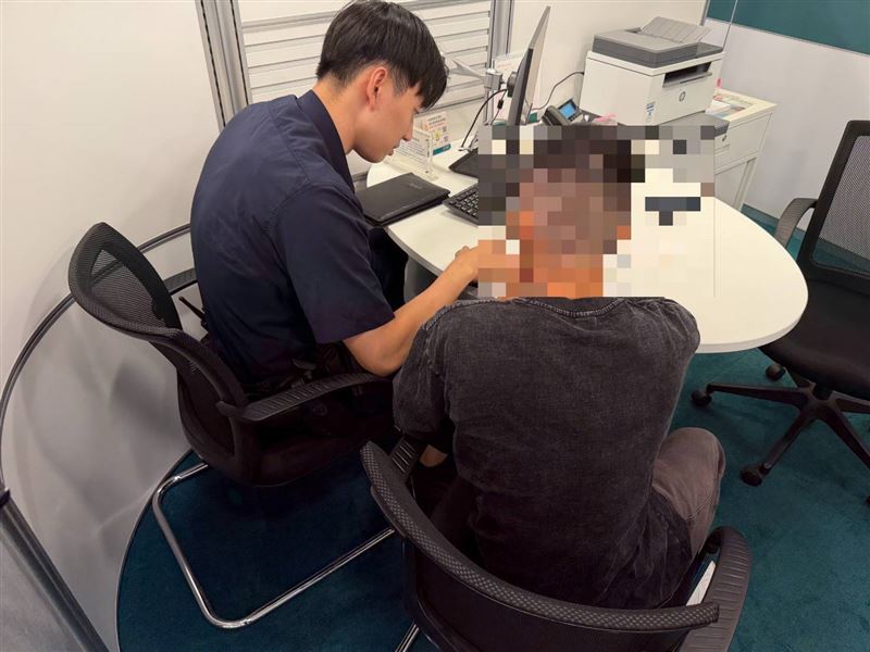 男子辦理信貸後再臨櫃提領70萬，並出示家具訂單圖片表示要購買家具，行員認為不對勁立即通報警方。（圖／翻攝畫面）