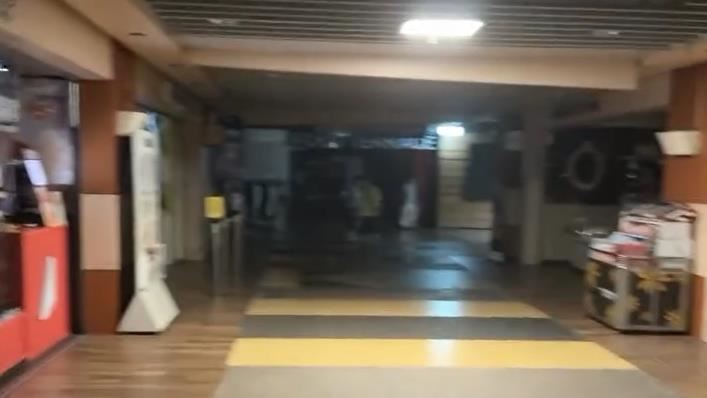 南港環球今日下午停電，目前正搶修中。(圖／翻攝自Threads)