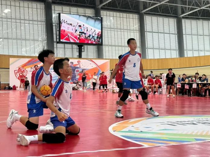 面對不同國家的強勁對手,建國小將們憑藉堅定意志與高度團隊默契,展現平日扎實訓練出來的精湛球技,一路迎戰各國勁旅,達成7戰全勝。圖:桃園市政府教育局提供。(圖/桃園電子報提供)
