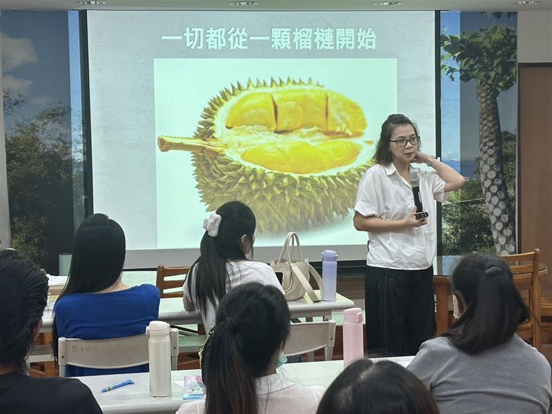 講師王麗蘭與新住民分享「榴槤哲學」的觀念。(圖/移民署提供)