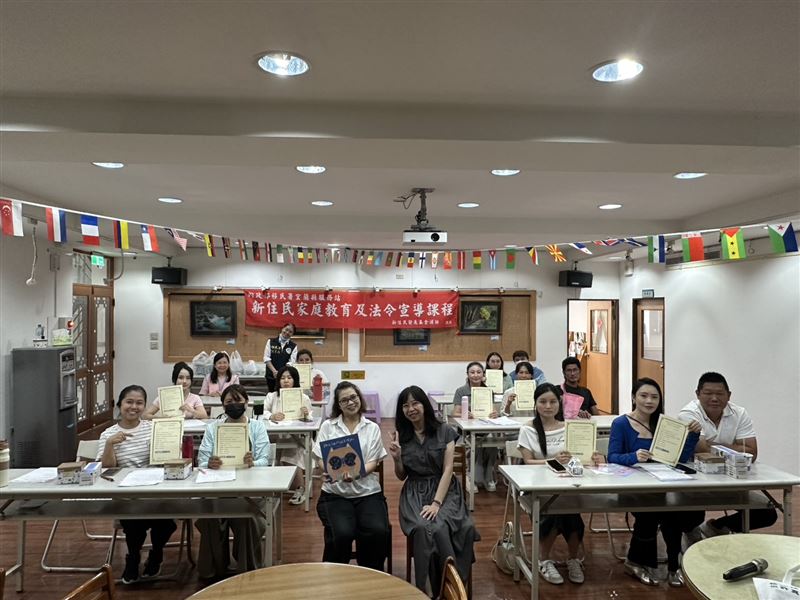 宜蘭縣服務站家庭教育及法令宣導課程全體學員大合照。(圖/移民署提供)