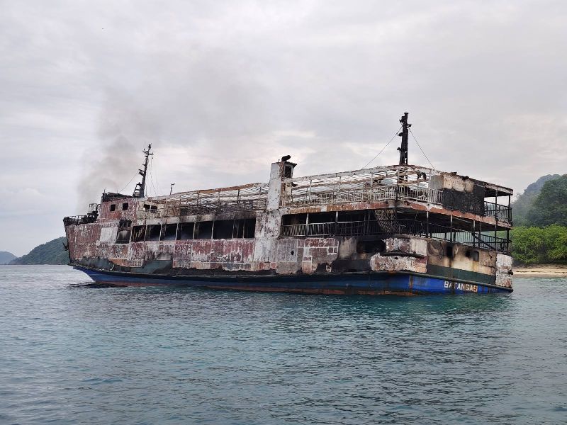菲律賓渡輪「六月紫菀號」(MV June Aster)8日晚間從馬尼拉出發,在巴拉旺省柯倫海域失火,確認35死54失蹤。(菲律賓海岸防衛隊提供)