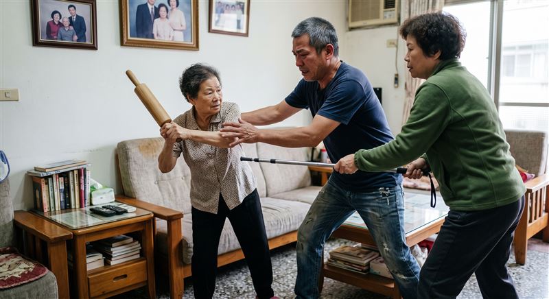 趕麵棍、登山杖打死暴走兒　母、姨下場曝