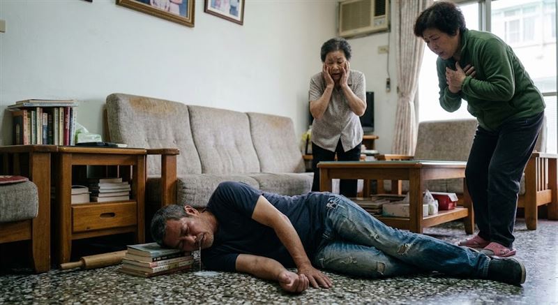 桃園男子去年在家中攻擊母親,遭媽媽和媽媽閨密反殺。(示意圖/AI生成)