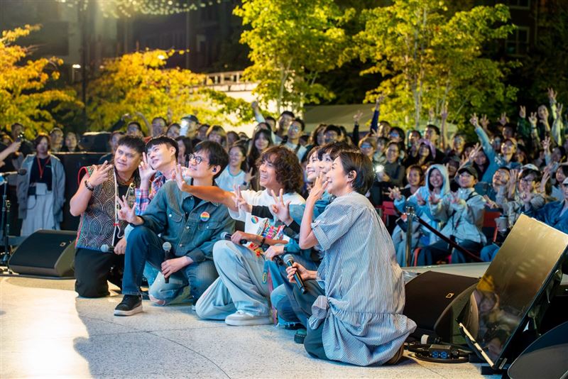 「愛之日常音樂節」桑布伊（左起）、許富凱、陳建騏、郭蘅祈、鄭宜農、萬芳、黃韻玲。（圖／愛之日常音樂節提供）