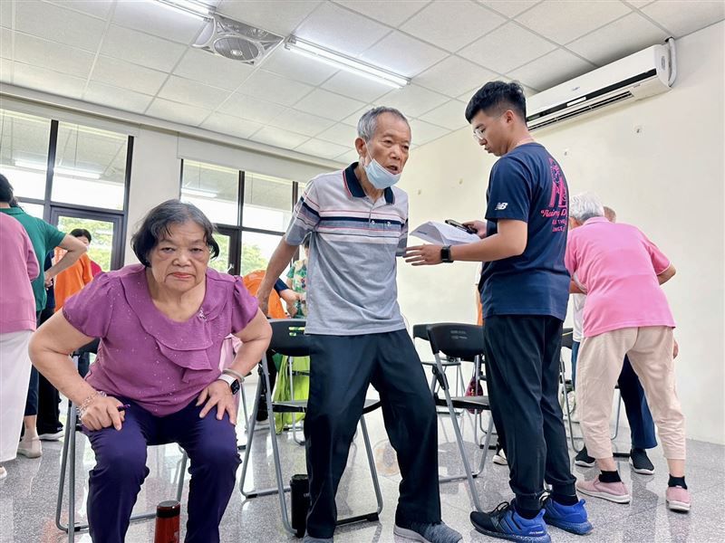 許多長輩以為每天跑步走路就是運動，缺乏肌力訓練。(圖／弘道基金會提供)