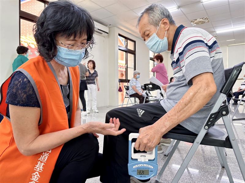 長輩走路變慢、吞嚥困難或頻繁跌倒，很可能是「肌少症」造成。(圖／弘道基金會提供)