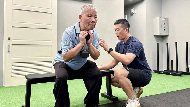 老人家走路慢易跌倒嗆咳　恐是「肌少症」