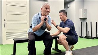 老人家走路慢容易跌倒嗆咳　恐是肌少症