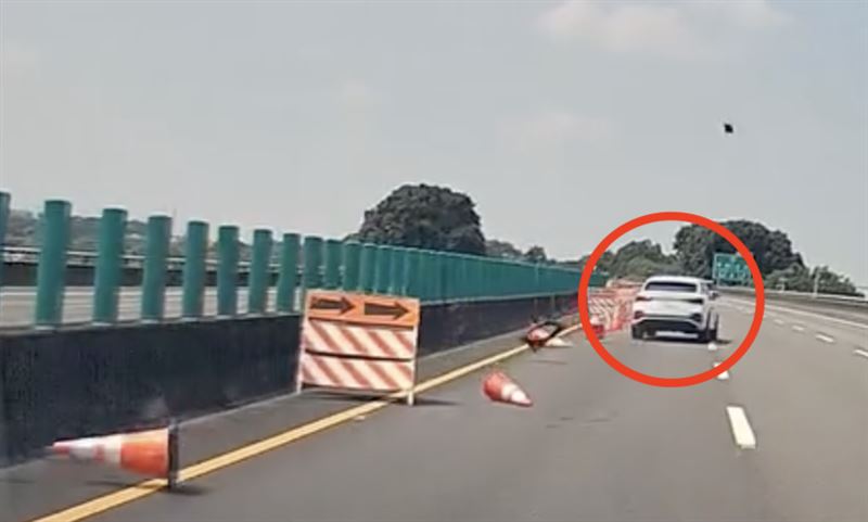 國道轎車連撞三角錐噴射零件！BMW遭波及