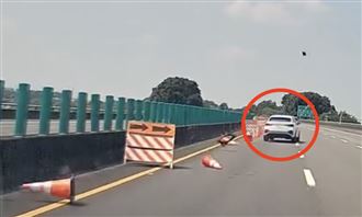 國道轎車連撞三角錐噴射零件！BMW遭波及