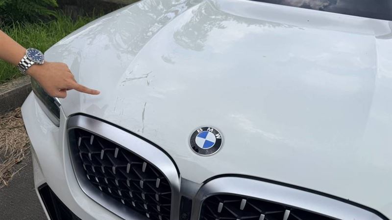 行駛在後方的轎車遭受波及。(圖/翻攝畫面)