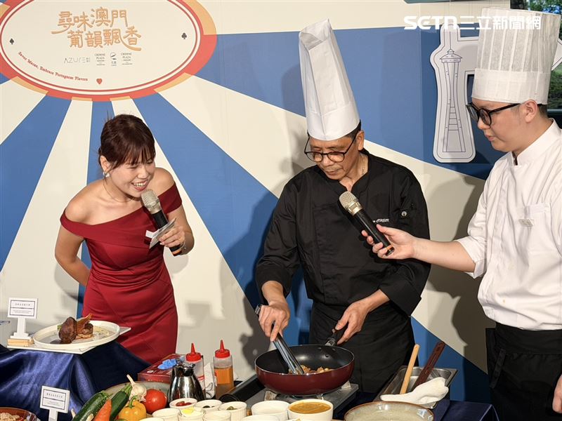 主廚現場烹煮澳門代表美食「葡國雞」，現場香味四溢。（圖／記者林昱孜攝影）