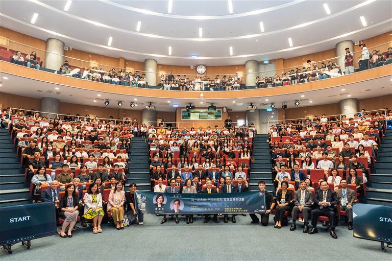 前總統蔡英文今(10)日與富邦集團董事長蔡明忠重返母校台灣大學,同台暢談台灣半世紀巨變及下一個50年。(圖/台灣大學提供)