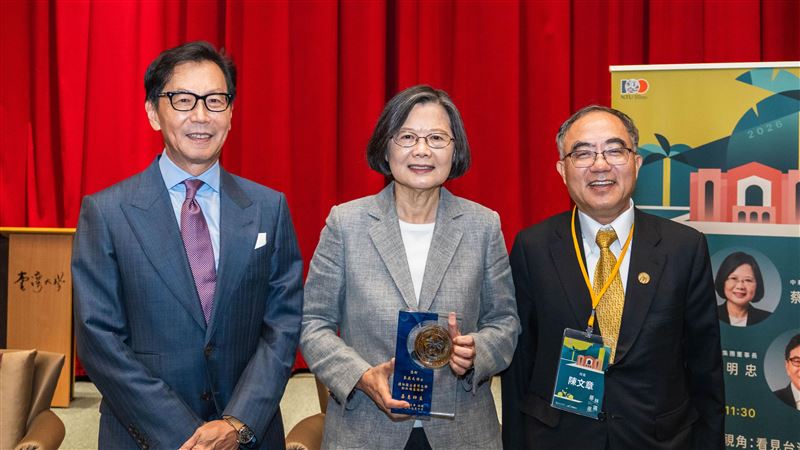 蔡英文合體蔡明忠！台大談立場分歧怎處理