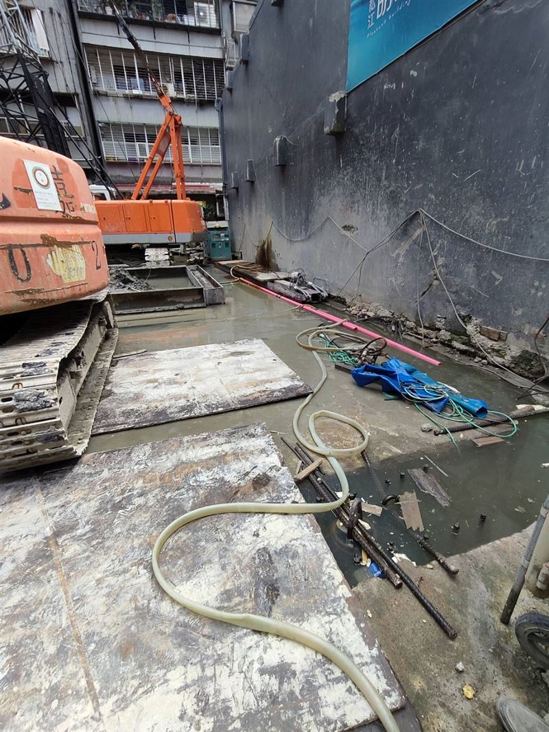 台北市中山區民權東路二段、一棟2層樓民宅,驚傳地基掏空坍塌,位於1樓的辦公室,整個地板瞬間下陷超過1公尺深。(圖/翻攝畫面)