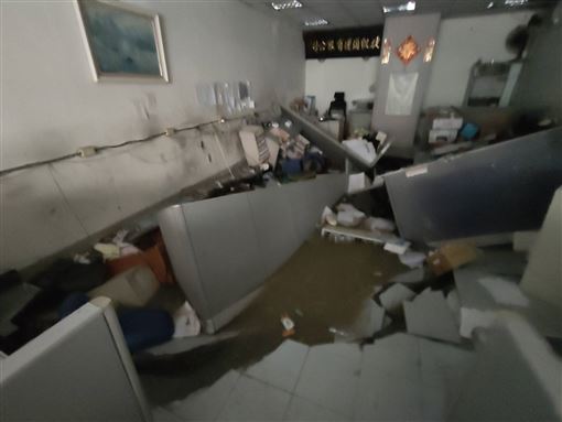 北市民宅地基掏空坍塌！員工吃午飯逃死劫