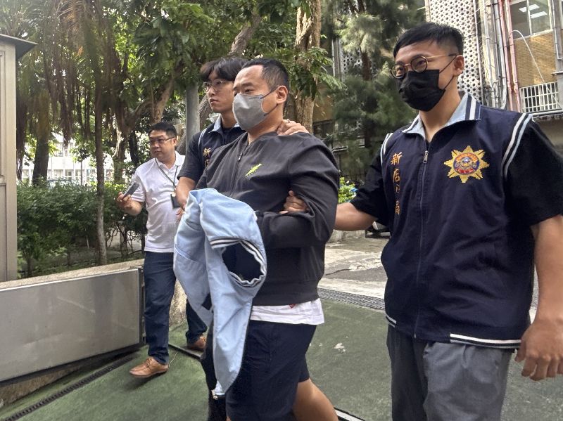 涉提供車輛助張俊傑逃匿 檢警拘提周姓男子無黨籍立委高金素梅助理張俊傑涉貪遭訴,日前破壞電子手鐶逃匿。檢警9日拘提涉嫌提供車輛協助張俊傑逃匿的周姓男子(圖),10日下午將周男移送北檢複訊。中央社記者林長順攝 115年9月10日