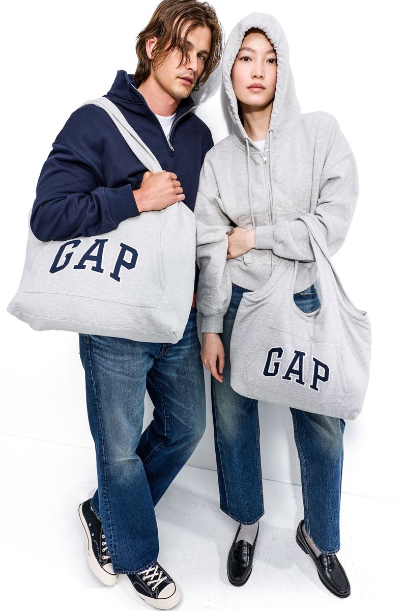 帽T托特包重新詮釋Gap經典弧形Logo帽T。(圖/品牌業者提供)