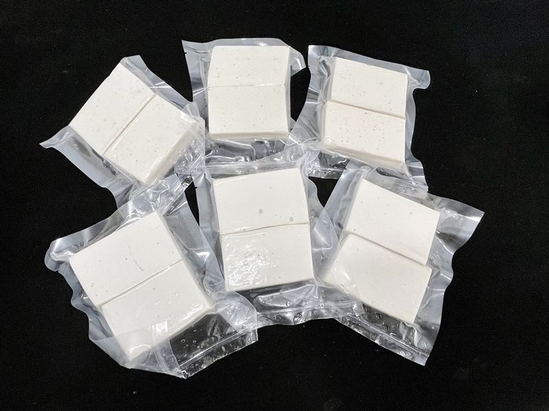 含纖鹹蛋白食品可依需求製成不同規格並採真空包裝，作為餐飲及食品加工素材。（圖／農業部提供）