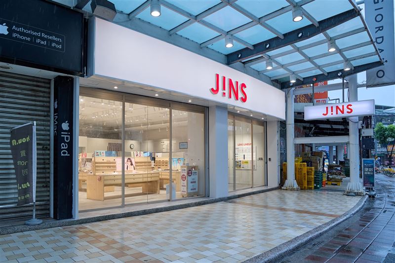JINS蘆洲佳瑪店開幕,消費滿3000元就送網格購物袋,搭配週年慶滿千折百更優惠。(圖/品牌業者提供)
