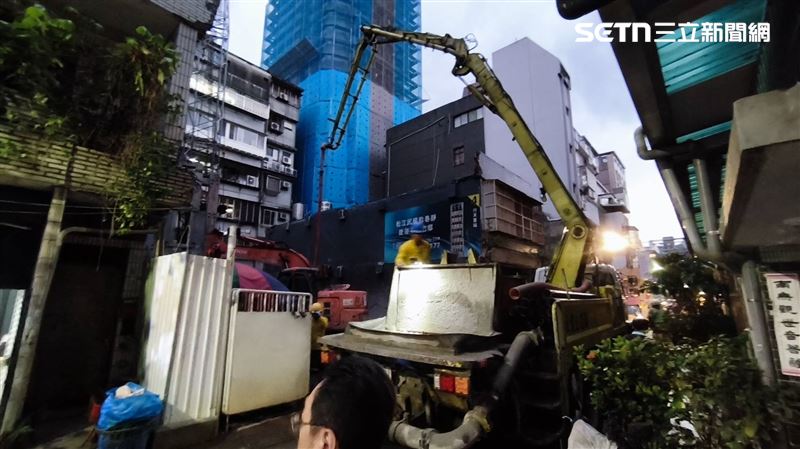 地寶建設民權東路二段巷內建案「松江明明」造成鄰房塌陷,工地緊急搶災,現場全面封鎖。(圖/記者陳韋帆攝影)