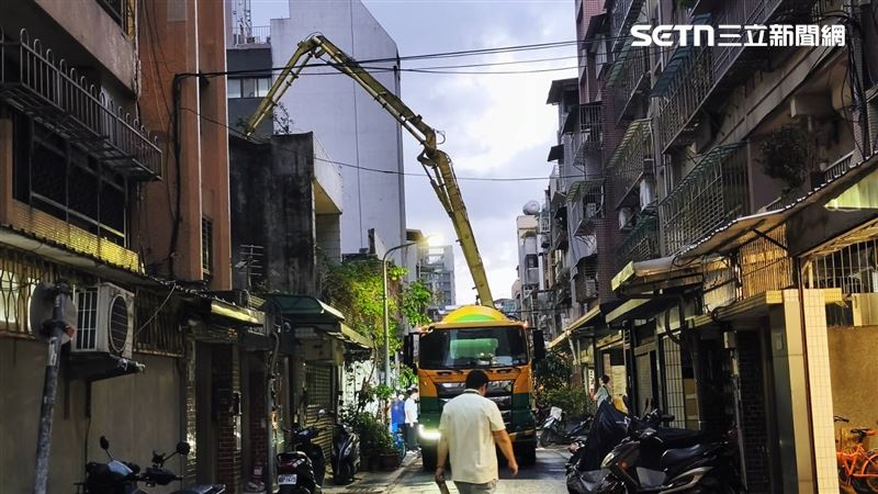 地寶建設民權東路二段巷內建案「松江明明」造成鄰房塌陷,工地緊急搶災,現場全面封鎖。(圖/記者陳韋帆攝影)